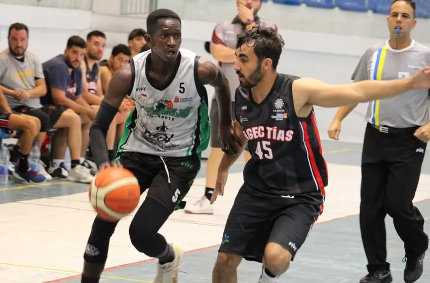 Jugador del CB Maramajo intentando superar al defensor del  Magec Tías.
