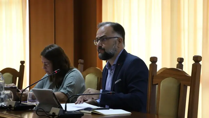 El consejero de Vivienda, Jorge Peñas, durante un pleno del Cabildo.