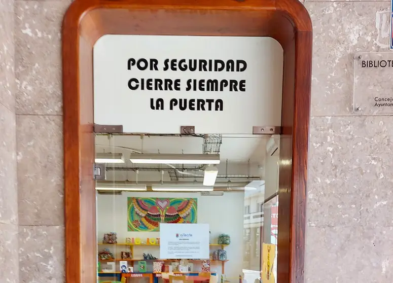 Imagen de la entrada de la actual biblioteca infantil.