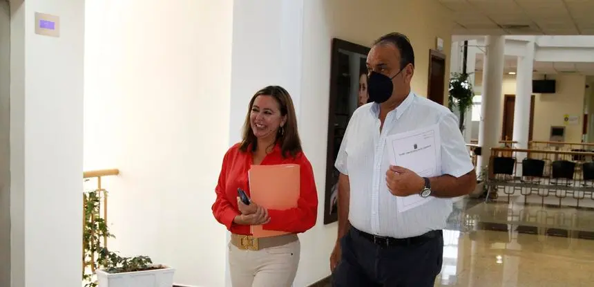 María Dolores Corujo y Andrés Stinga en el Cabildo