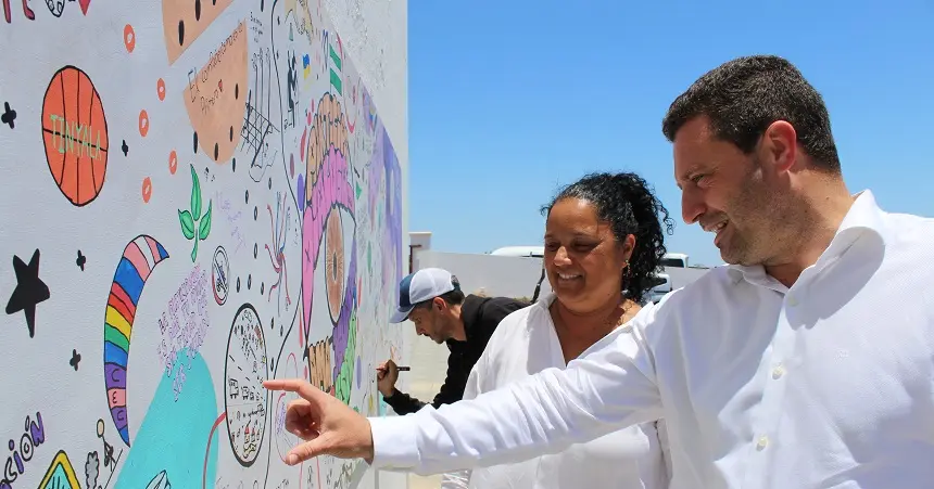 El alaclde de Yaiza y la concejala de Participación Ciudadana durante la visita que hicieron al mural.