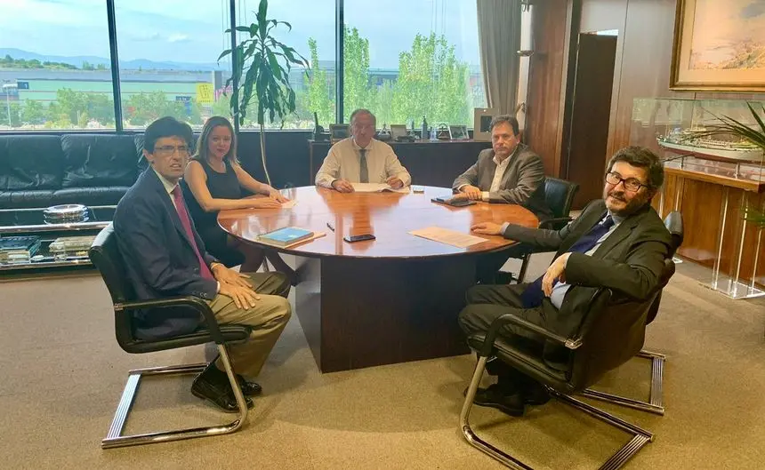 Imagen de la reunión mantenida en el despacho del presidente de la Autoridad Portuaria de Las Palmas, Luis Ibarra, con la presidenta del Cabildo de Lanzarote y el senador.