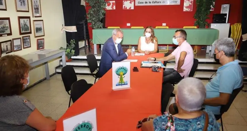Imagen enviada por el Cabildo de una reunión de Corujo y Franquis con los vecinos de Titerroy.