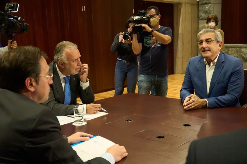 Román Rodríguez, vicepresidente del Gobierno de Canarias con  el presidente canario, Ángel Víctor Torres, y el ministro de Asuntos Exteriores, José Manuel Albares.