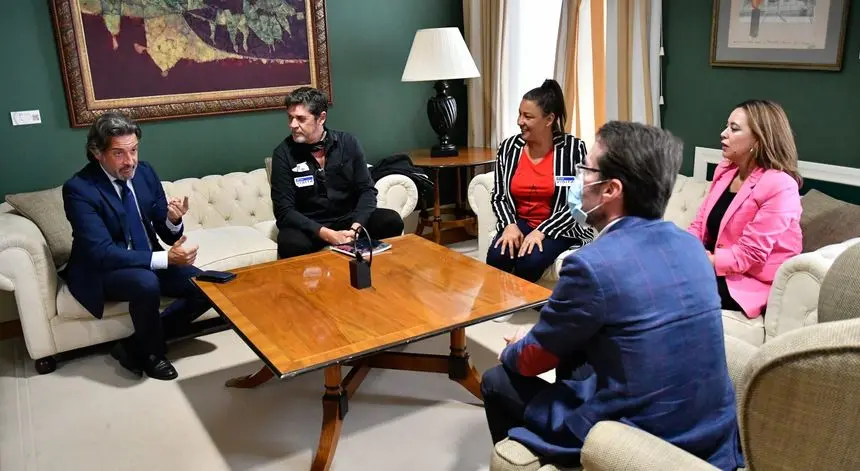 Imagen de la reunión mantenida en el Parlamento de Canarias