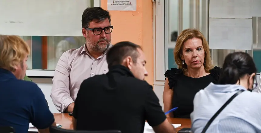 Isidro Pérez durante la reunión realizada en el IES San Bartolomé.