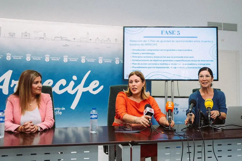 Astrid Pérez junto a María Jesús Tovar y Francisca Galante durante la presentación PLan de Igualdad.