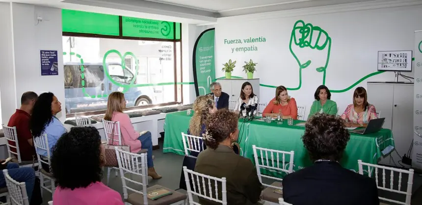 Fernando Fraile, Isabel Martín Tenorio, Astrid Pérez, Noelia Umpiérrez y Lola Lasso durante el acto de inauguración de la sede.