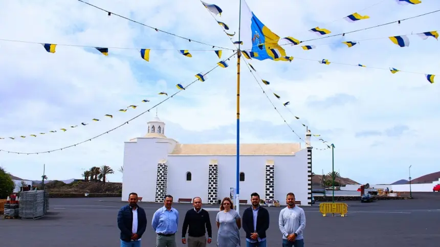 Jesús Machín junto a Yurena Cubas, Luis Miguel Pérez Berriel, Jonathan Pérez Olivero y Vianney Rodríguez junto a la bandera al lado de la ermita de Los Dolores.