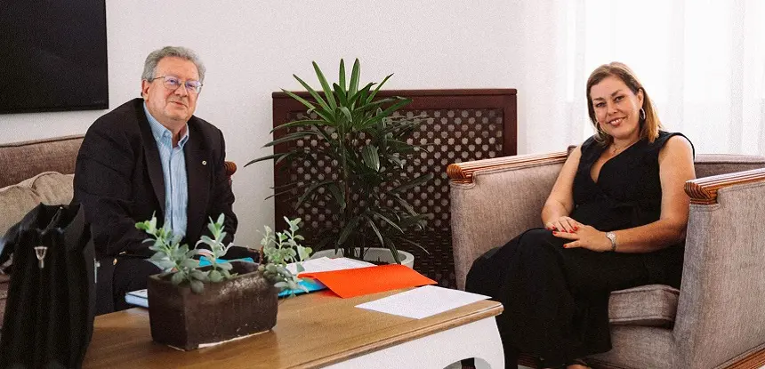 Astrid Pérez junto a Lanzarotto Malocello.
