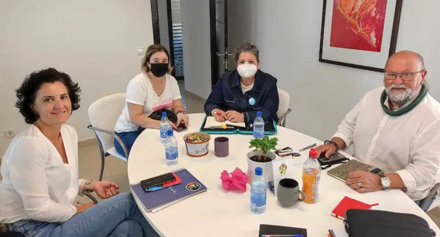 Nicolás Saavedra junto a María del Carmen Hernández y el resto del equipo de la Asociación Nacional de Discapacidad, Enfermedades Raras e Integración Social .