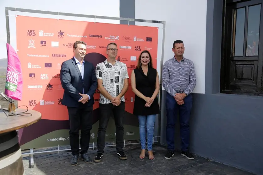 María Dolores Corujo, presidenta del Cabildo de Lanzarote, junto a  Óscar Noda, alcalde de Yaiza, Víctor Díaz, presidente del Consejo Regulador de la Denominación de Origen Vinos de Lanzarote, y Neftalí Acosta, director de Sonidos Líquidos.