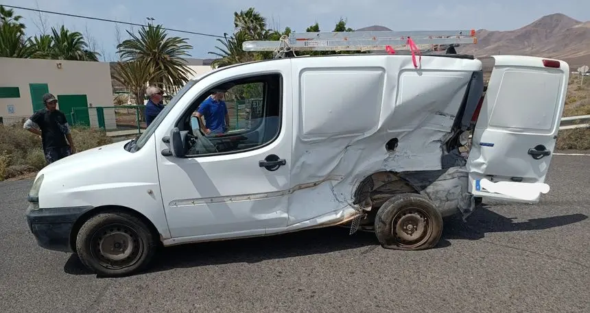 La furgoneta quedó totalmente destrozada