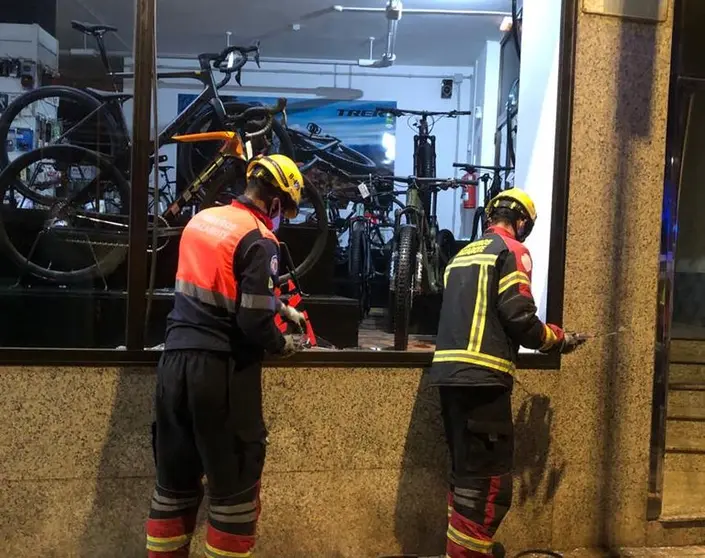 Momento de la actuación de los bomberos en la tienda de Arrecife