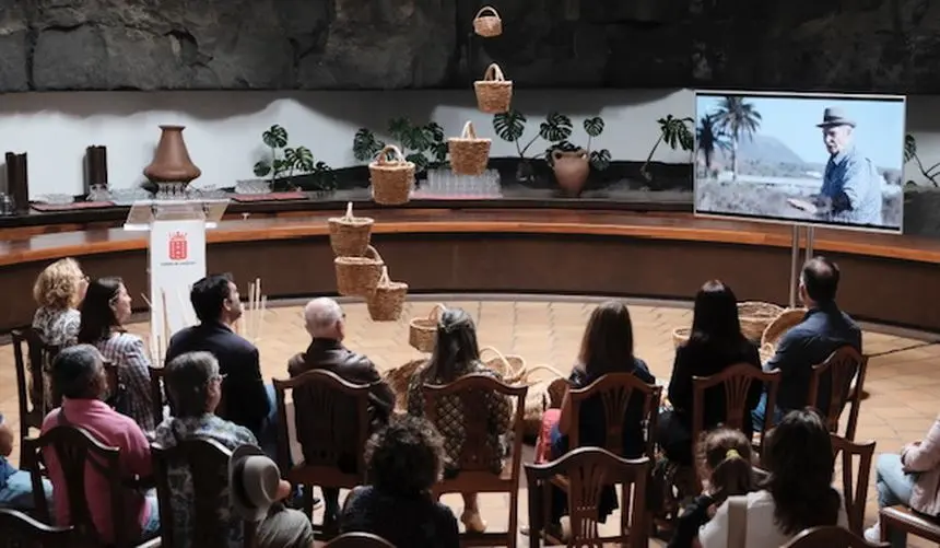 Momento de la emisión del vídeo en el Monumento al Campesino