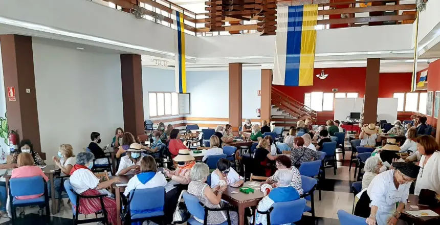 Grupo de mujeres disfrutando de las actividades programadas por la Sociedad La Democracia con motivo del Día de Canarias.