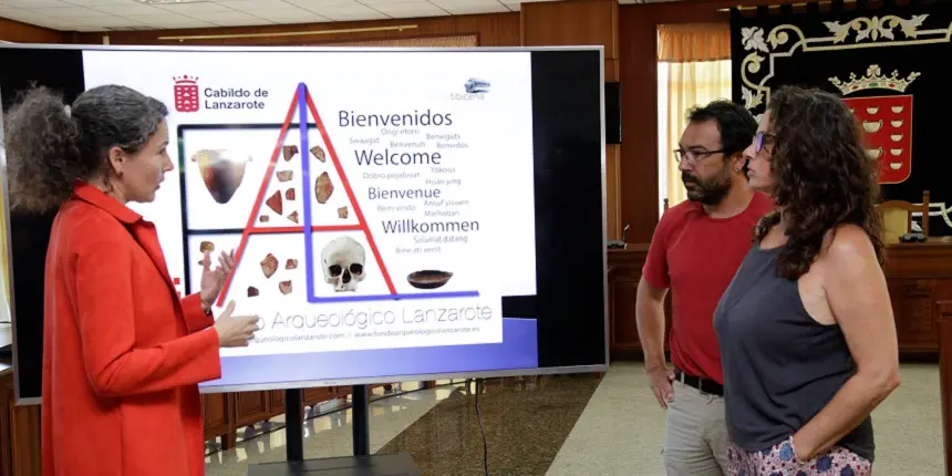 Ariagona González durante la presentación del inventario virtual del fondo arqueológico de Lanzarote.