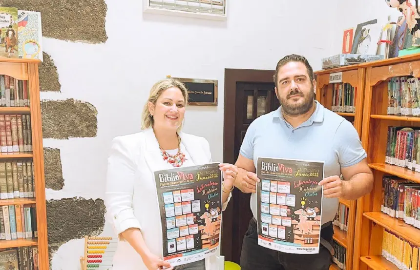 Sara Bermúdez y Javier Díaz presentando el cartel de BiblioViva.