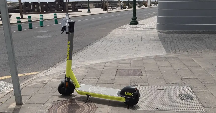 Imagen de una de las patinetas aparcadas en el centro de Arrecife