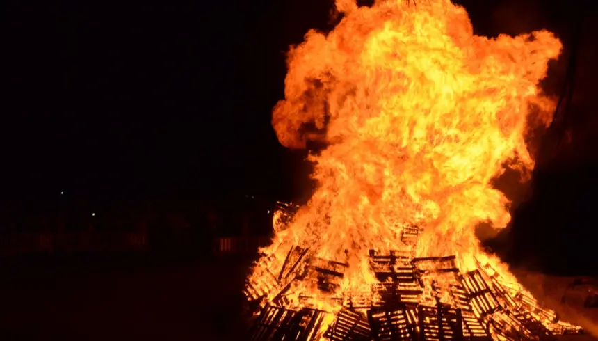 Imagen de archivo de una hoguera por las fiestas de San Juan y San Pedro