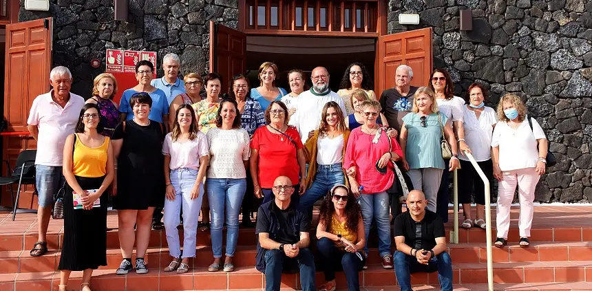 Representantes políticos junto a los participantes del proyecto de envejecimiento activo `Los Mayores de Hoy.