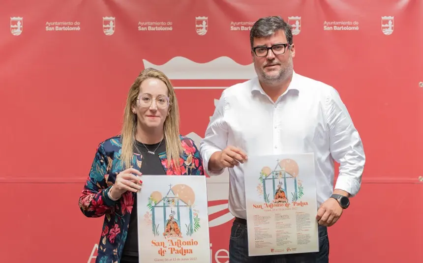 Isidro Pérez junto a  Estefanía Luzardo duranrte la presentación de las fiestas de San Antonio de Padua 2022.