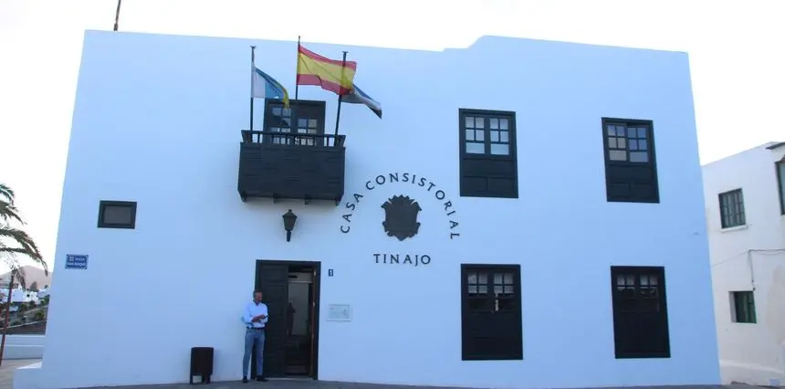 Puerta del Ayuntamiento de Tinajo