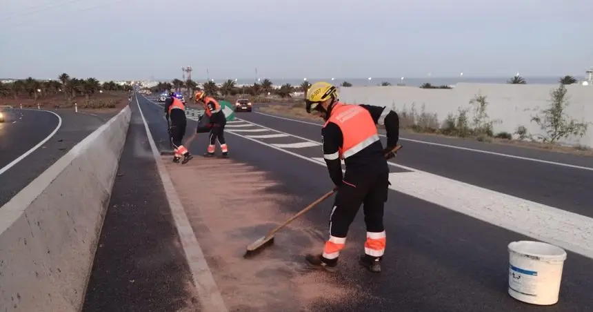 Imagen del trabajo de los bomberos para recuperar la zona.