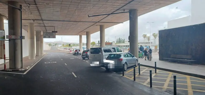 Imagen de vehículos estacionados en el aparcamiento destinado a la guagua.