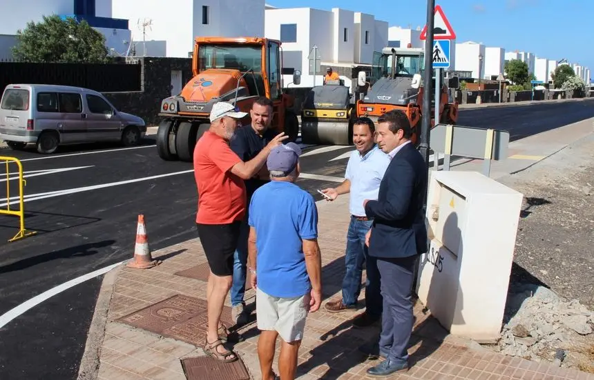 El alcalde de Yaiza y alguno de sus concejales charlando con los vecinos de la zona.