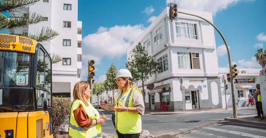 Ángela Hernández junto a Astrid Pérez en la calle Manolo Millares.