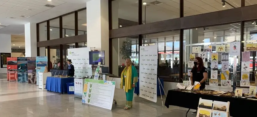 Imagen de los puestos ubicados en el aeropuerto con motivo del  Día Mundial del Medio Ambiente.