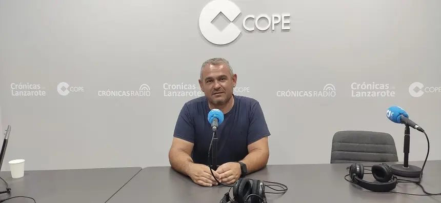 Jacobo Lemes en los nuevos estudios de Crónicas Radio-Cadena Cope.