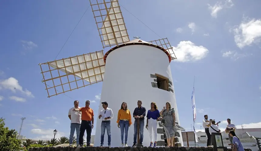 María Dolores Corujo junto a Oswaldo Betancort durante el acto de presentación de la restauración del Molino de Teguise.