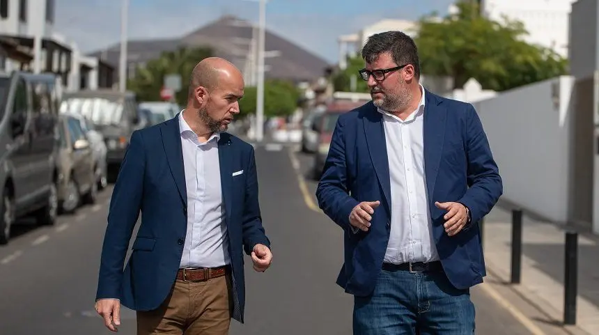 Raúl de León e Isidro Pérez visitando una de las obras que está llevando a cabo San Bartolomé.