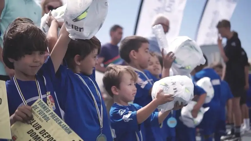 Niños participantes del torneo Ciudad de Arrecife con sus diplomas y balones tras la finalización del torneo.