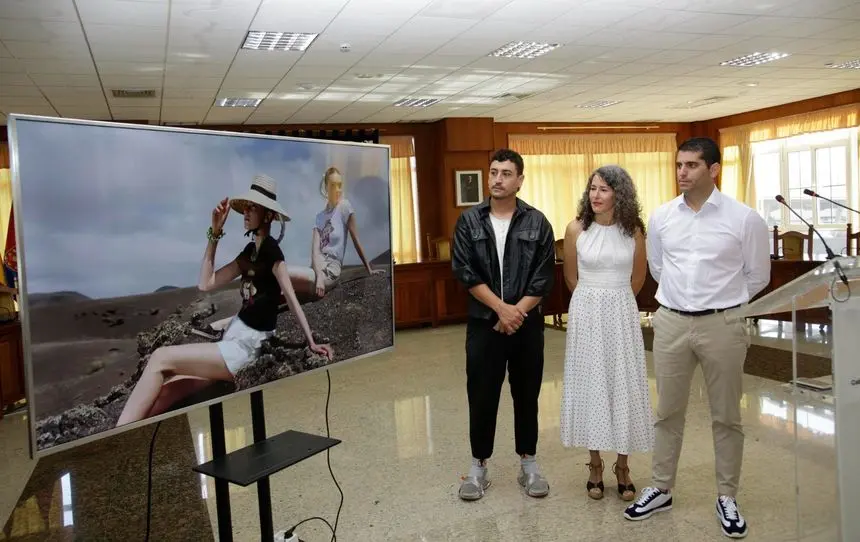 Ariagona González y Benjamín Perdomo con uno de los protagonistas de la iniciativa