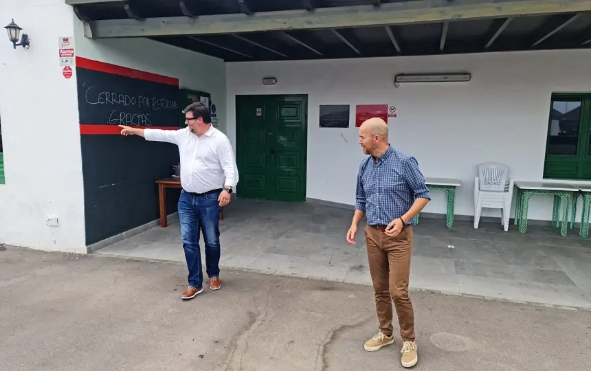 Isidro Pérez y Raúl de León durante su visita a las obrasd del Centro Cívico de El Islote.