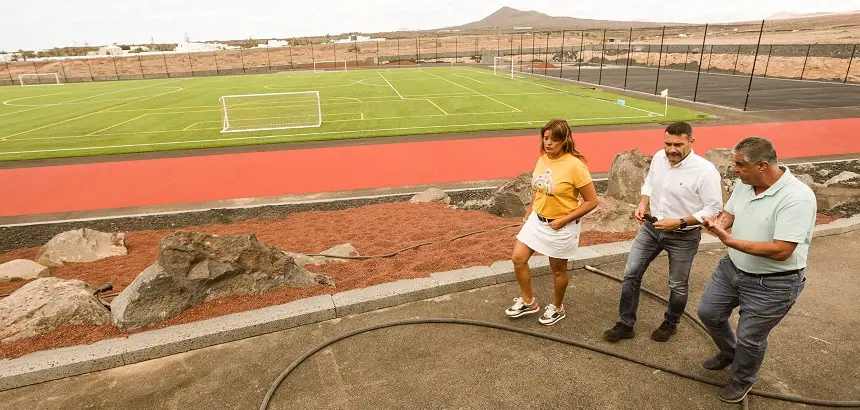 Oswaldo Betancort junto a Olivia Duque y Eugenio Robayna en su visita a la ciudad deportiva de Costa Teguise.