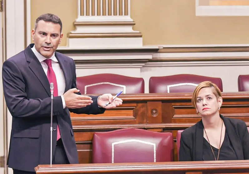 Oswaldo Betancort durante su intervención en el Parlamento autonómico.