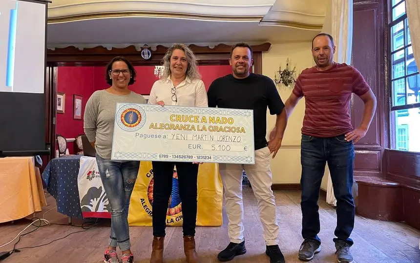 Imagen de la entrega del cheque de los organizadores de la prueba.