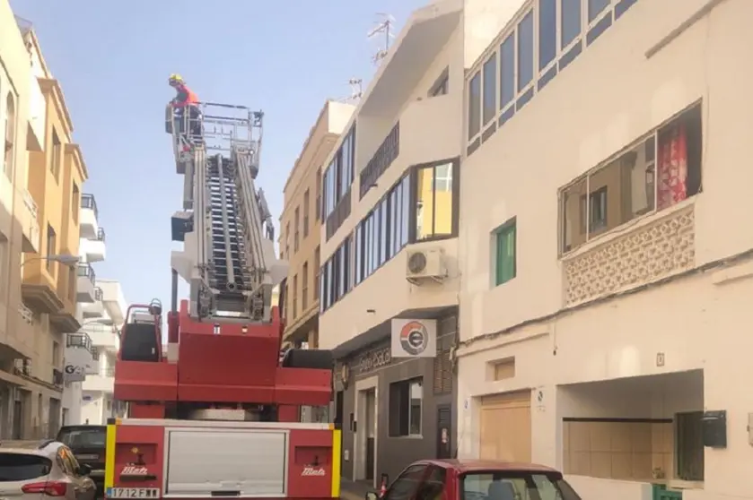 Bombero en la auto escala durante su servicio.