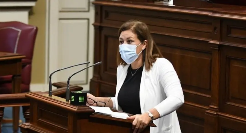 Astrid Pérez durante su intervención en el Parlamento autonómico.