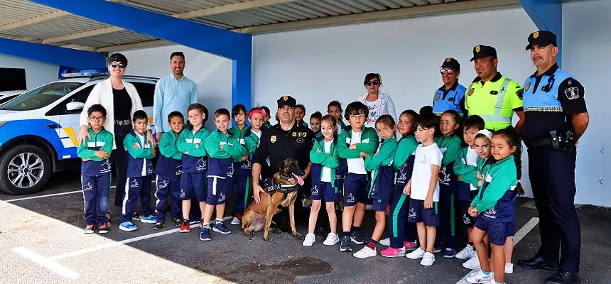 Alumnado de Infantil de 5 años del colegio Alcalde Rafael Cedrés junto a Teguila y Tomás Silvera.