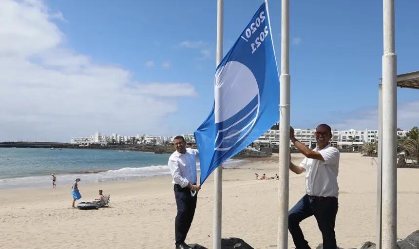 Oswaldo Betancort junto a Antonio Callero en la playa de Las Cucharas.