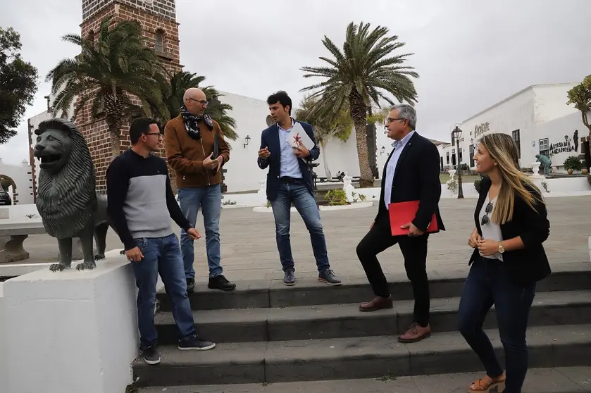 Marcos Bergaz junto al resto de representates socialistas en Teguise.