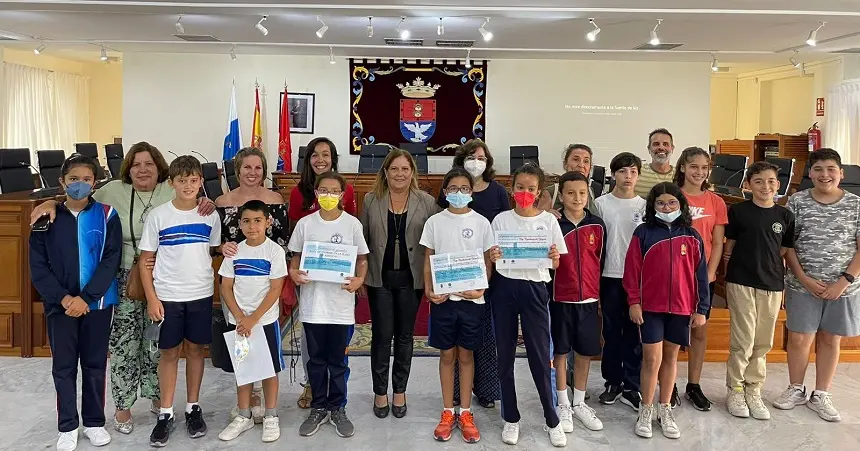 Ángela Hernández junto a los jovenes de los centros premiados.