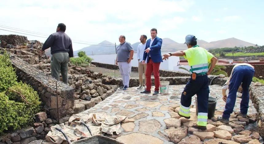 Óscar Noda y parte de su equipo visitando una obra