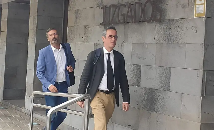Imagen de archivo de Pedro San Ginés y su abogado entrando en los Juzgados de Arrecife.