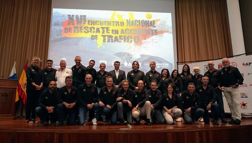 Grupo de bomberos durante la presentación del XVI encuentro nacional de rescate en accidente de tráfico.